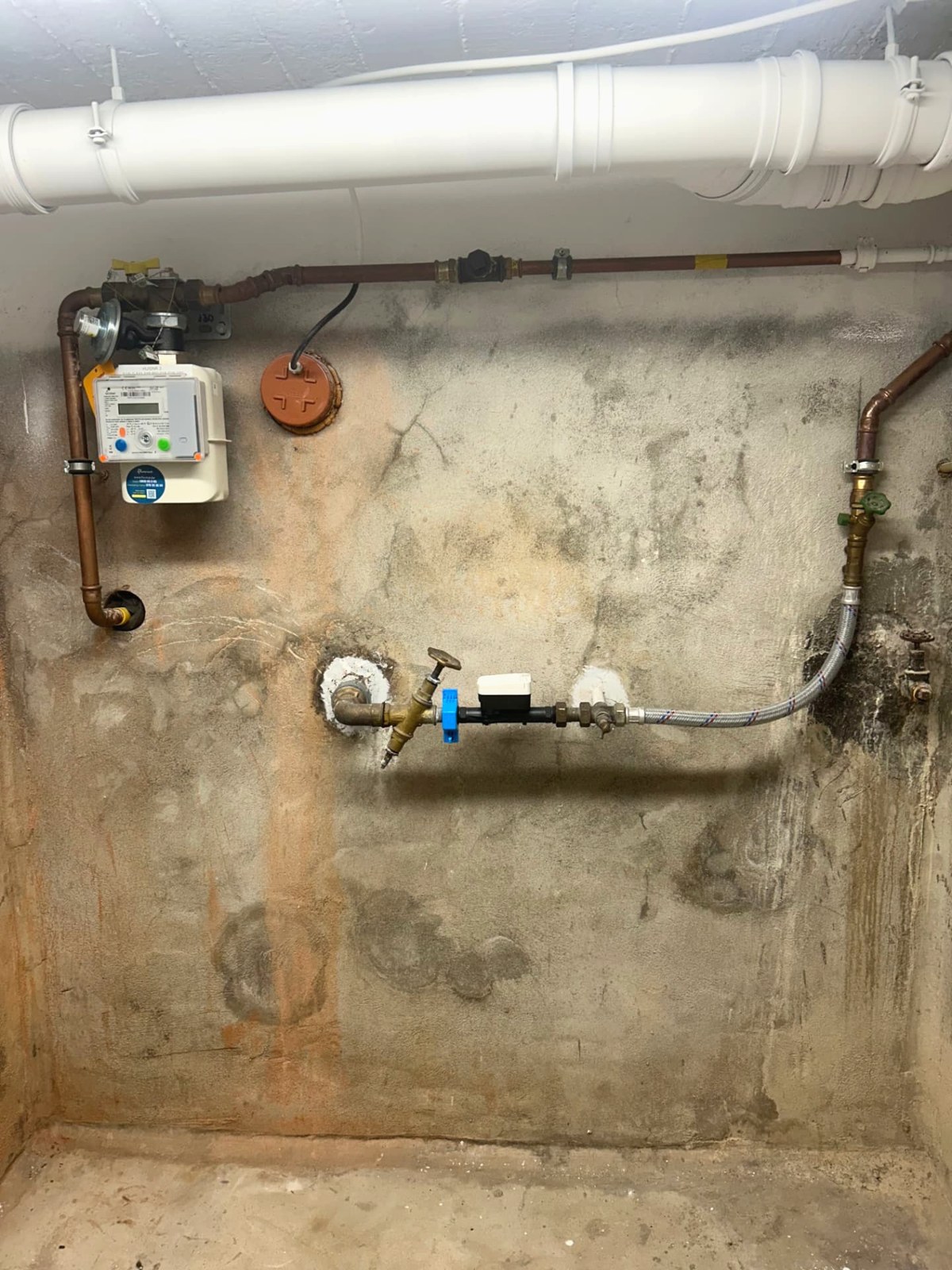 Gasaansluiting en watermeter in de kelder