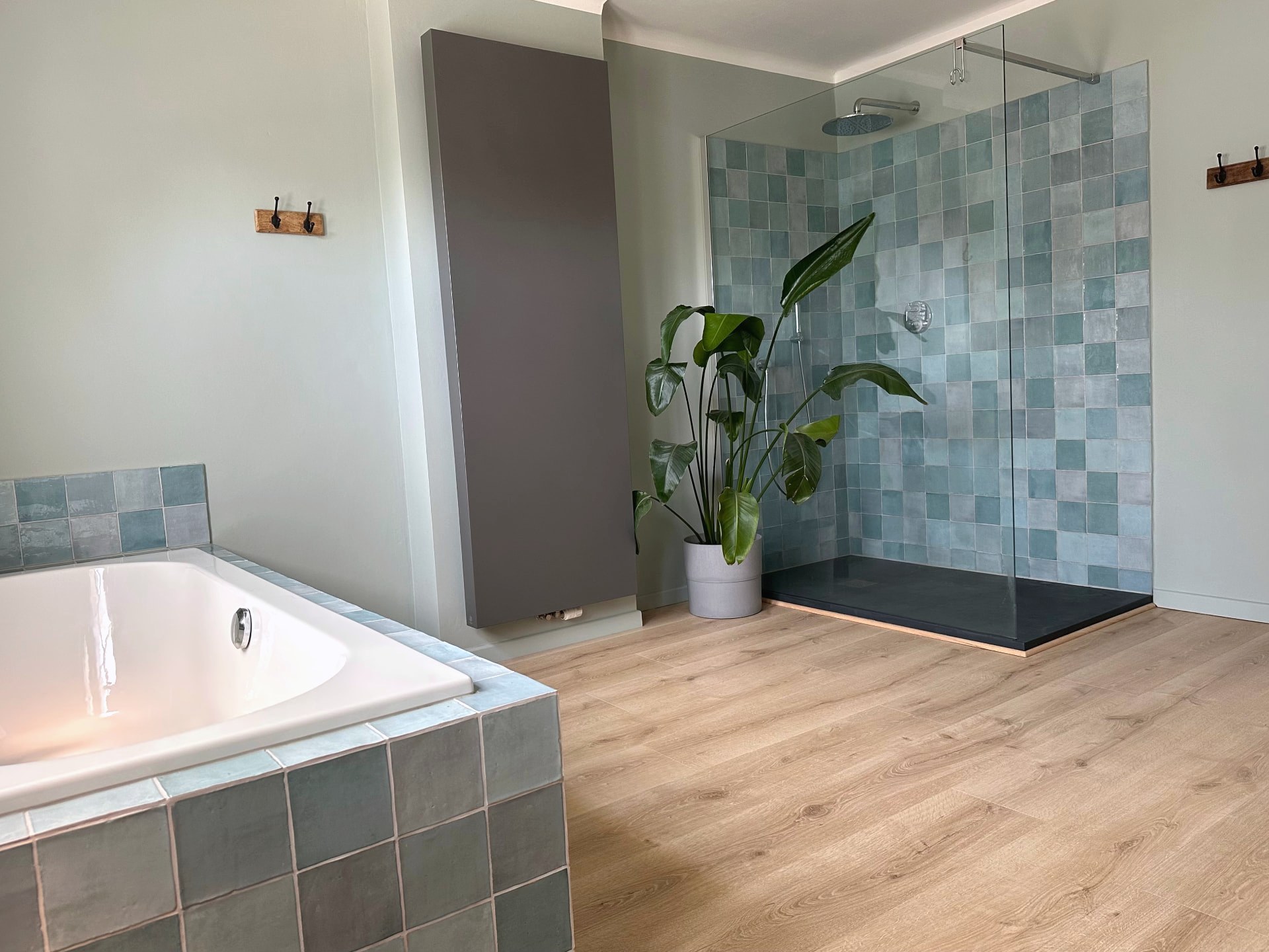 Badkamer met ligbad en inloopdouche in zellige-tegels