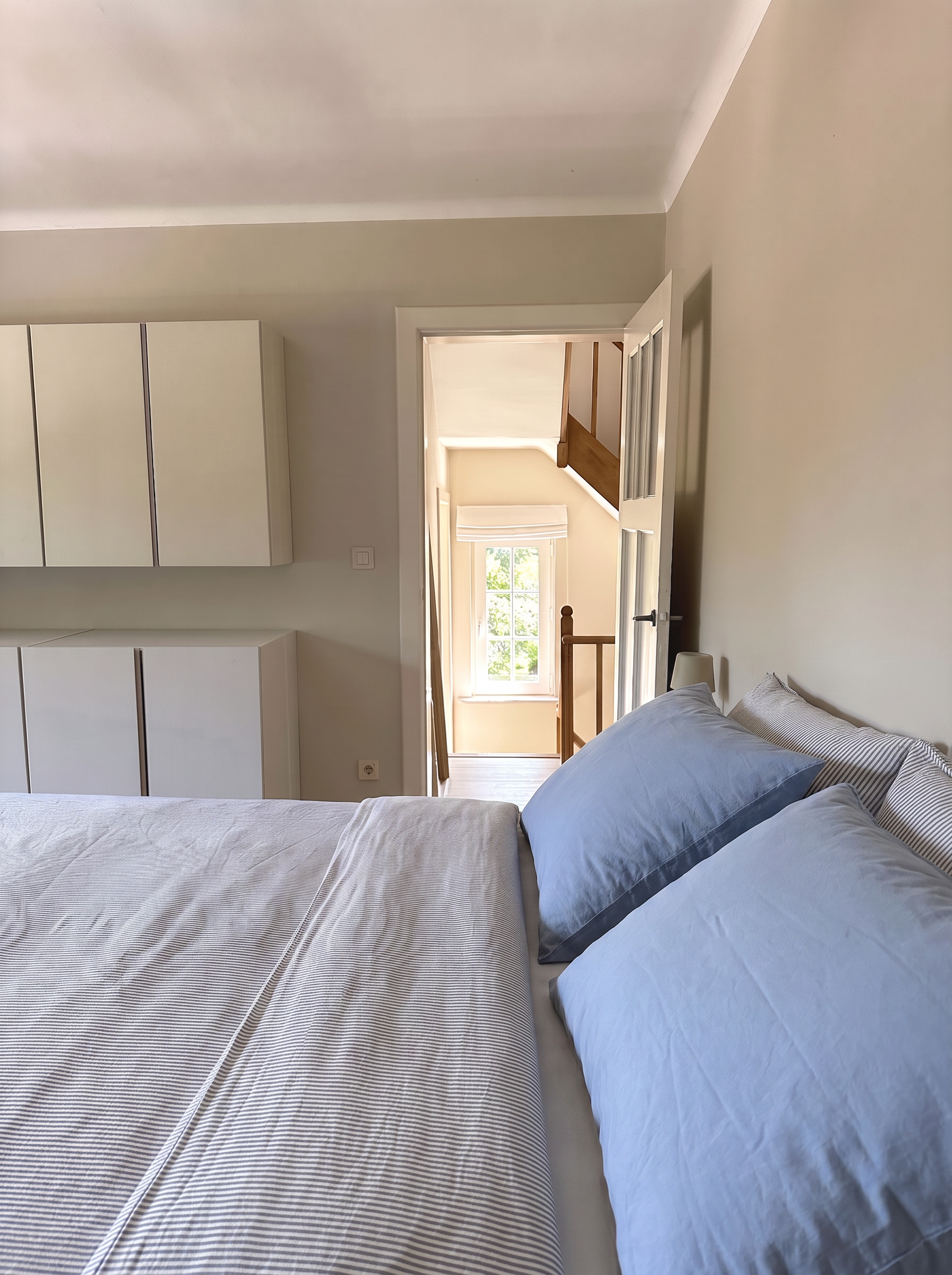Slaapkamer met doorkijk naar de trapoverloop