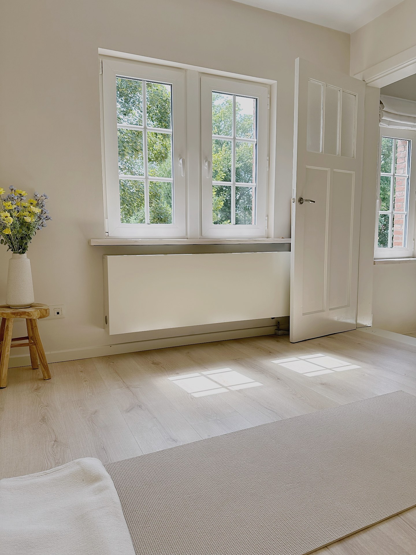 Slaapkamer met ochtendlicht en yogamat